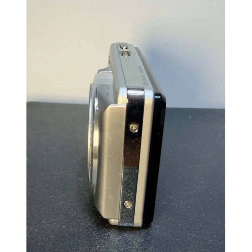 Olympus Stylus 7010 12.0MP Digital Camera Silver Point Shoot w/Batt & charger